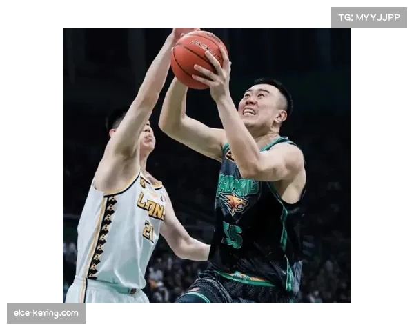 战术分析:韩德君与周琦的内线对决,诠释了传统低位防守与现代空间型防守的差异 战术分析:韩德君与周琦的内线对决,诠释了传统低位防守与现代空间型防守的差异